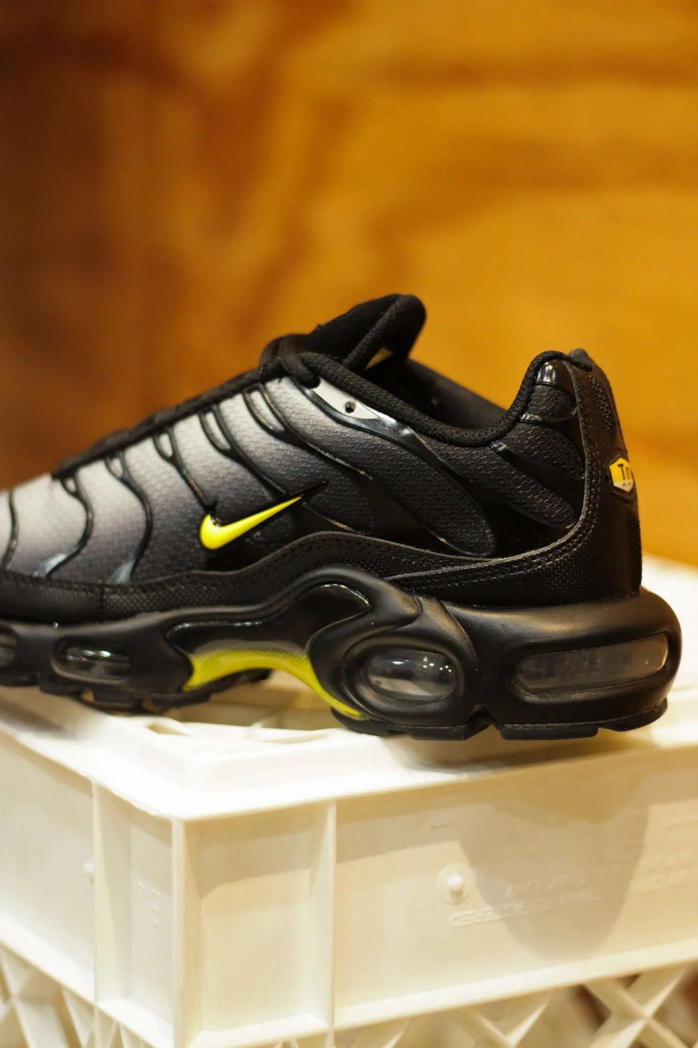 AIR MAX PLUS "BLACK/OPTI YELLOW"