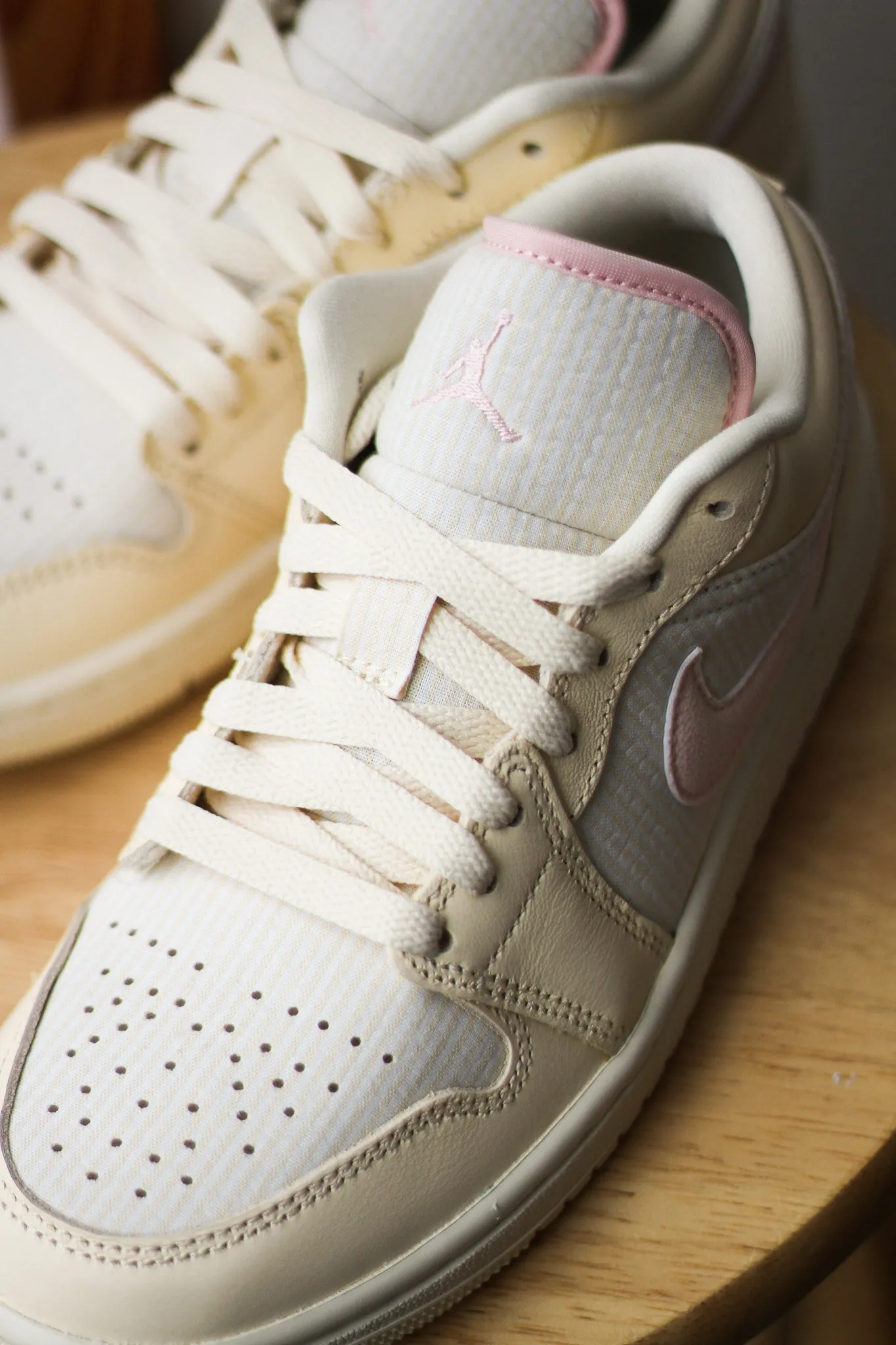 W AIR JORDAN 1 LOW SE "MUSLIN"