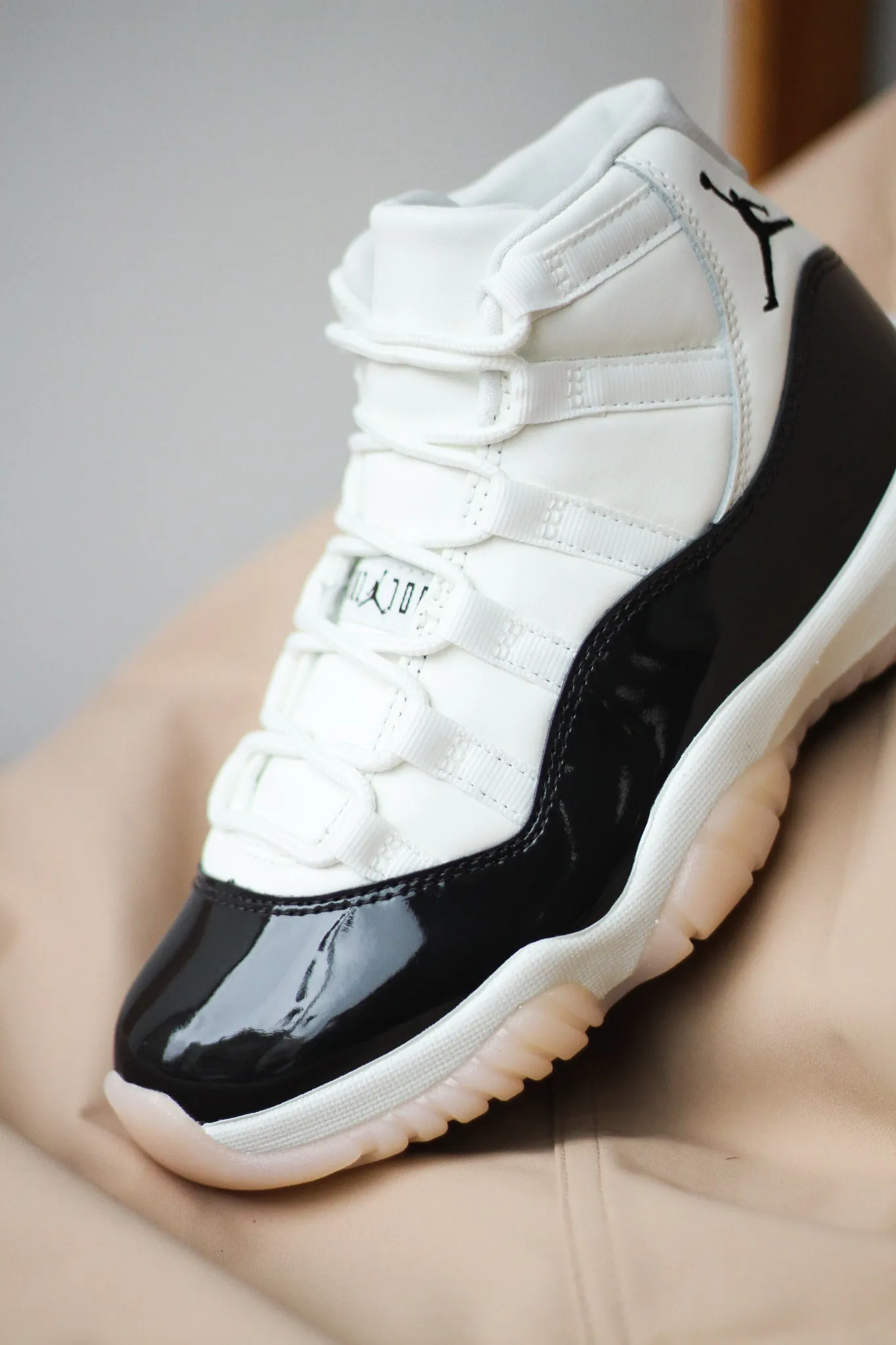 W AIR JORDAN 11 RETRO "SAIL"